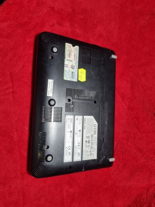 Laptop cu încărcător