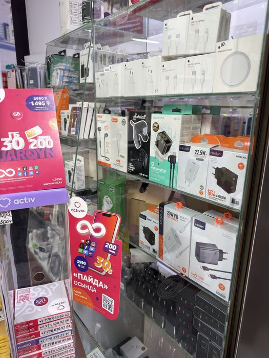 Продам  витрину б/у для торговли аксессуаров