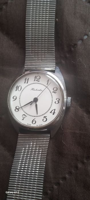 Продавам руски часовник Ракета..За ценители.с хубава метална верижка.