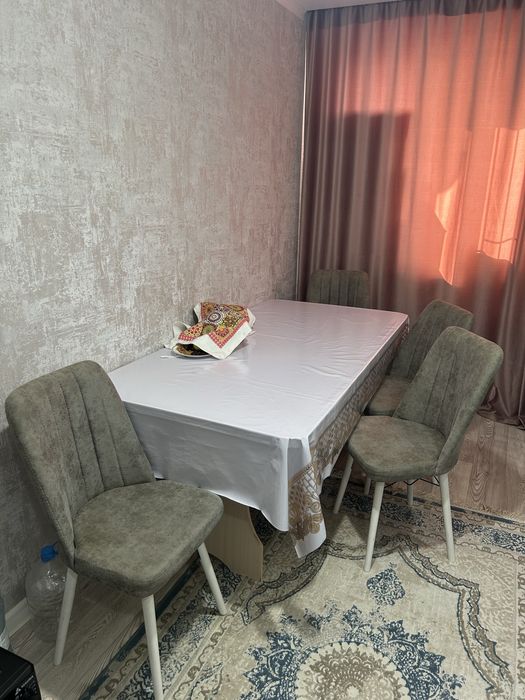 Стол и стулья кухонный