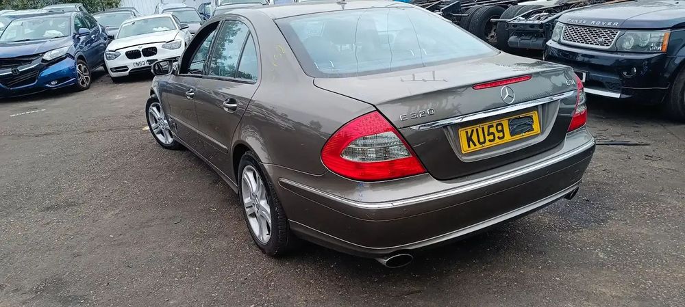 Dezmembrari / Dezmembrez E320 (W211) 45690 cutie viteze automată cod culoare 963 (MANUFAKTUR gri indium - vopsea metalizată)