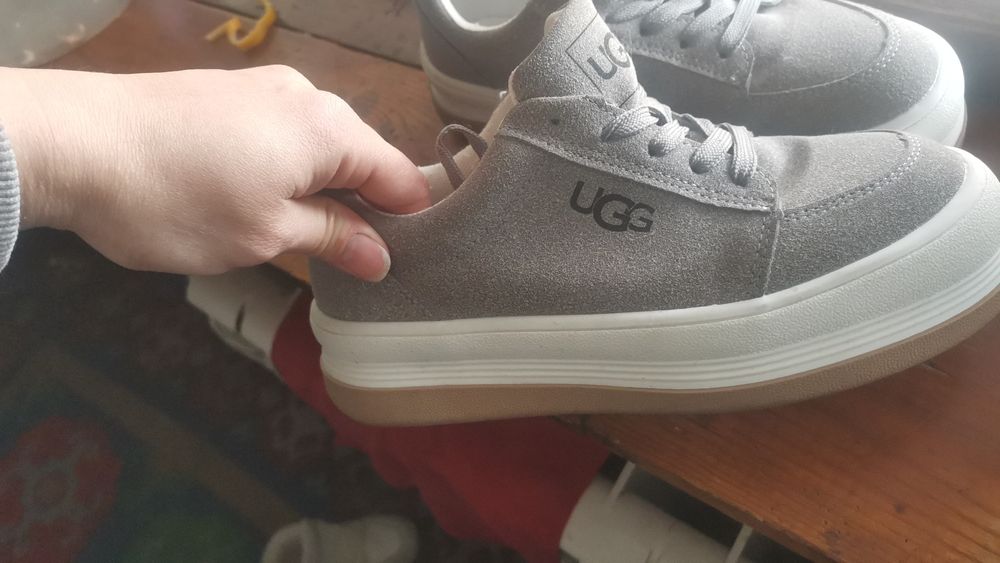 Модные кроссовки UGG