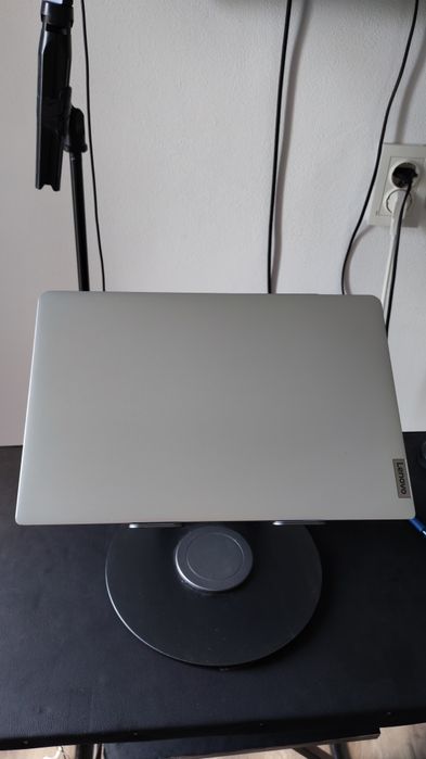 - Vând Laptop Lenovo -