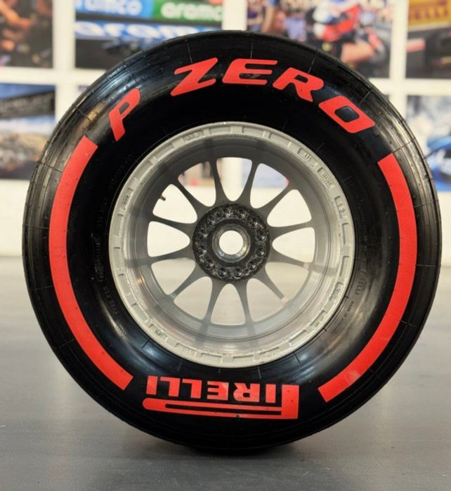 Оригинална Formula 1 гума с джанта – Pirelli & O.Z. Racing