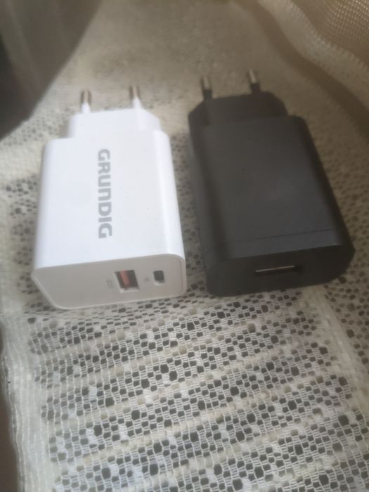 Vând 2 încărcătoare.