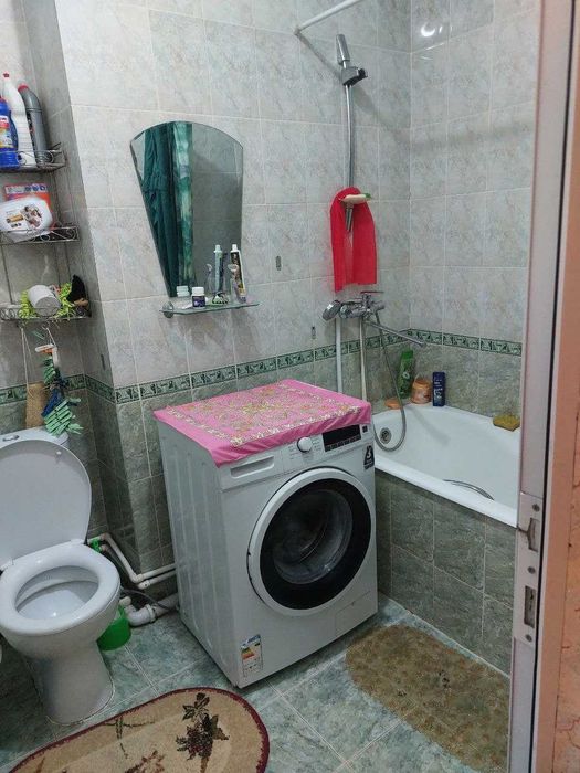 Квартира 3-ех комнатная, в 6-ом микрорайоне.