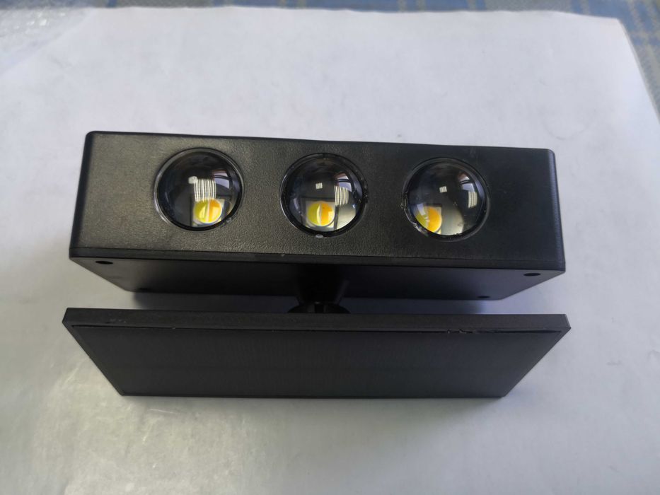 Lampa solara bidirectionala pentru perete