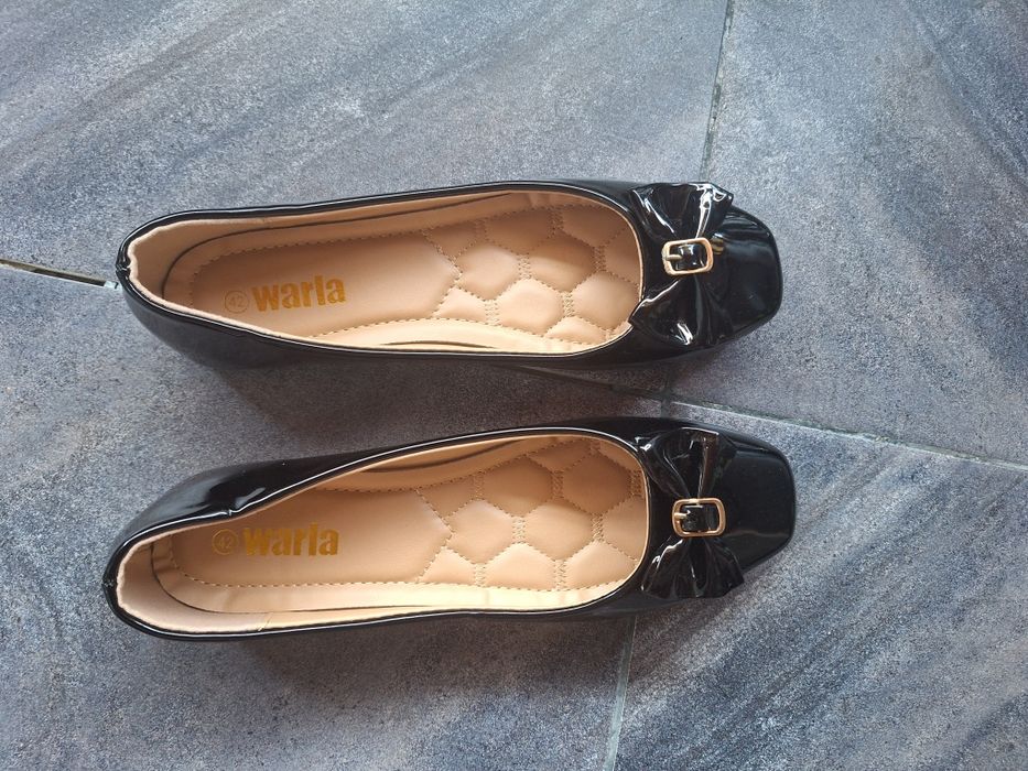 Черни лачени пантофки с панделка