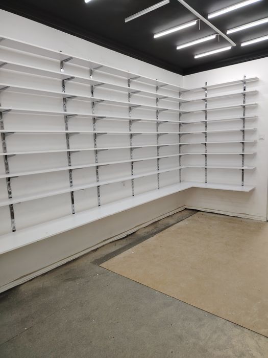 Polka vitrina stelaj magazin ofis xozmag mebelni zakaz