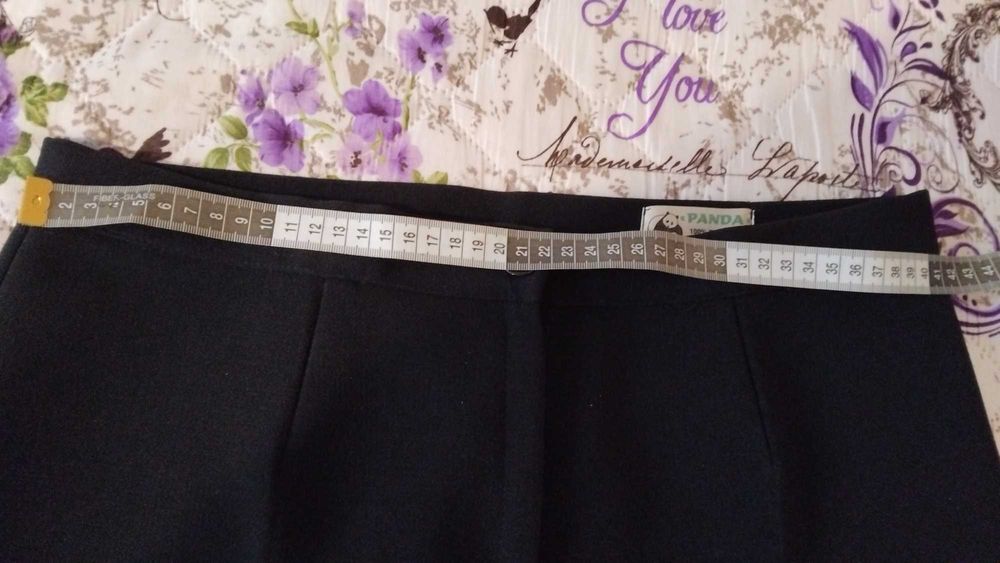 Продавам дамски черен панталон номер 52