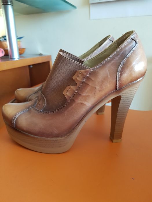 Кожени обувки с висок ток