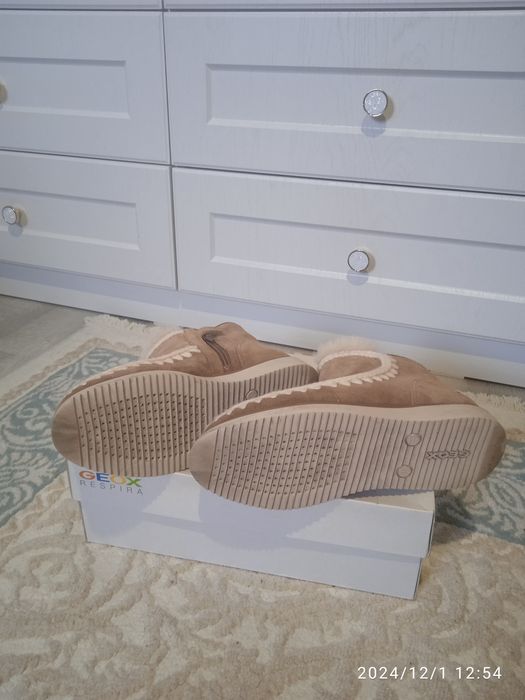 Продам женские ботинки