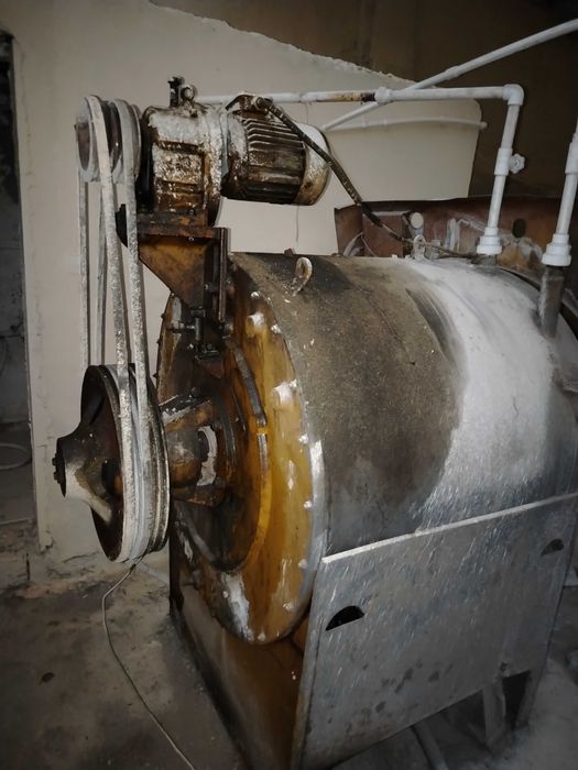 Kir moshina katta hajmdagi