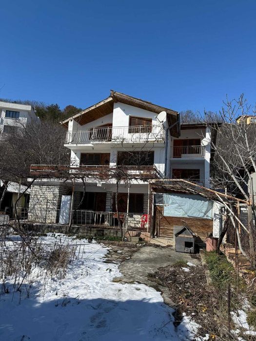 Вилна сграда и магазин за строителни материали