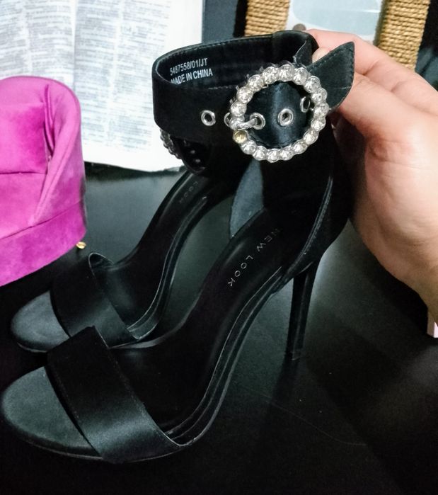 Vând urgent sandale elegante cu toc înalt