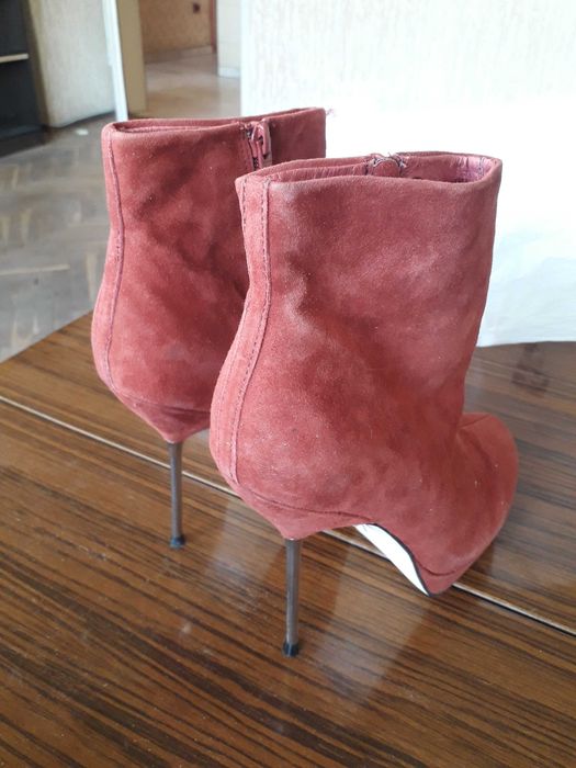 Дамски велурени боти с висок тънък ток номер 40