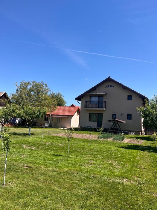 Casă de închiriat pentru Electric Castle – 3 dormitoare + 4 locuri suplimentare | Curte 2000mp pentru rulote | 200m de Castel