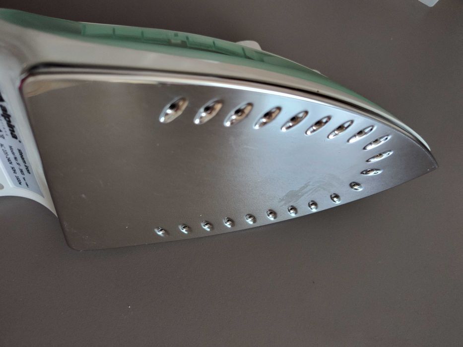 Fier de călcat Alpina 1600W cu talpă din inox.