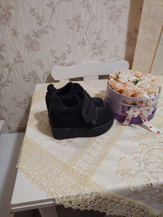 Vând încălțăminte unele noi altele purtate de maxim doua ori