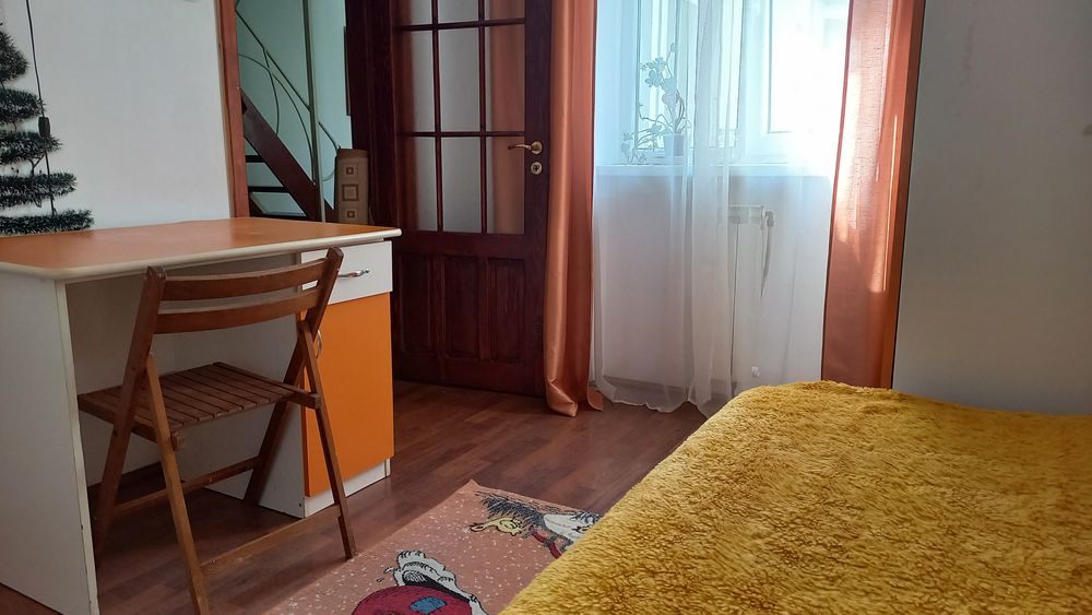 Vând apartament 3 camere decomandate, 42 de m.p. et.4 cu sarpanta locuibila, lângă Școală nr.7