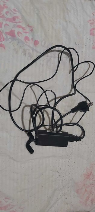 Продавам две зарядни за лаптоп