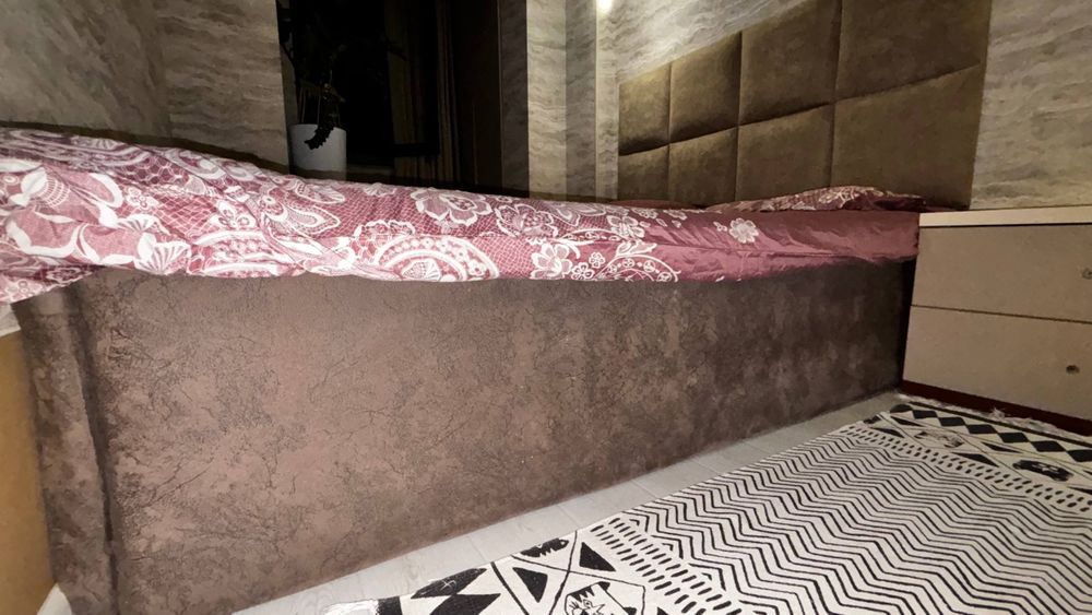 Двух спальная кровать размер  2-1.60   и 2 тумбы