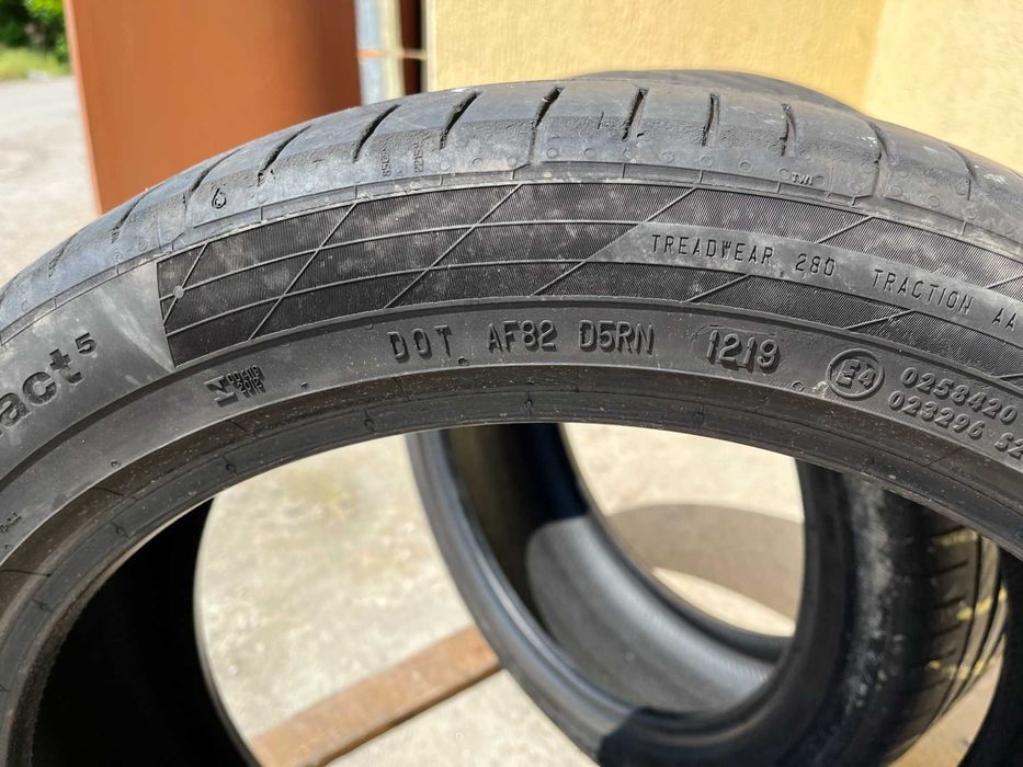 2 бр. летни гуми 225/45/19 Continental DOT 1219 4 mm