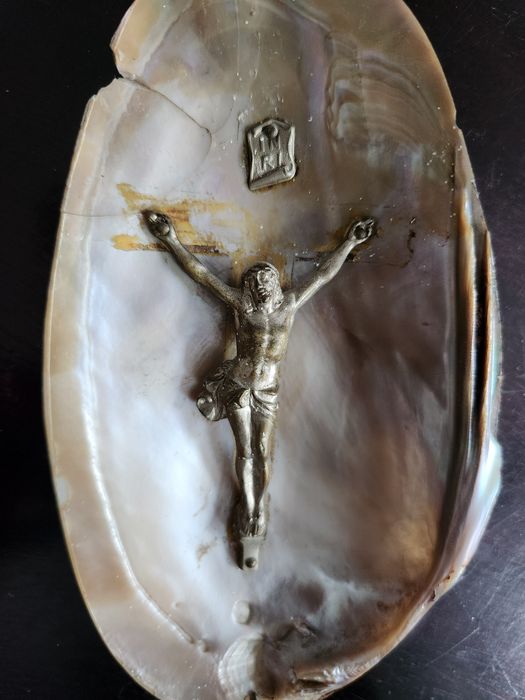 Винтидж разпятие в мида