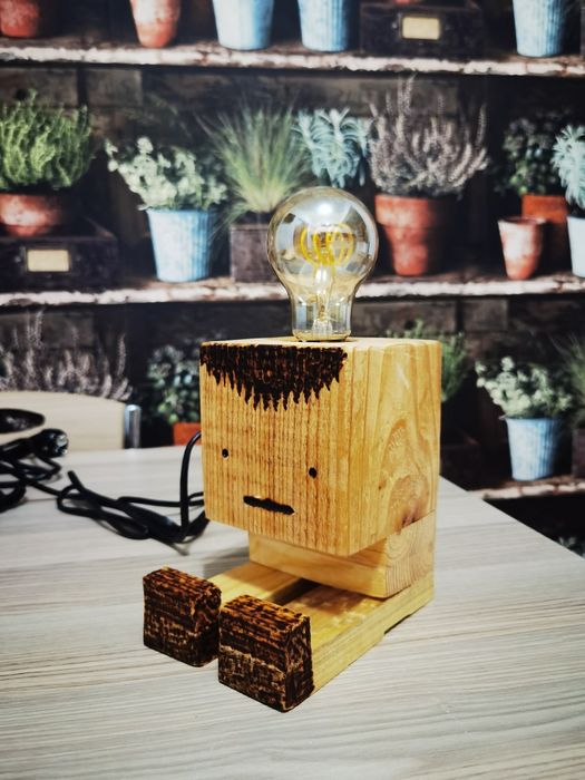 Lampă decorativă handmade din lemn masiv – design unic