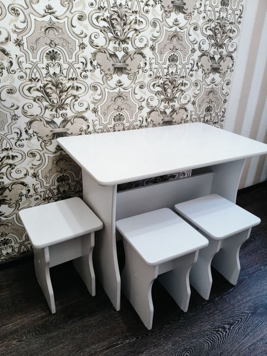 Продам стол в комплекте с табуретками