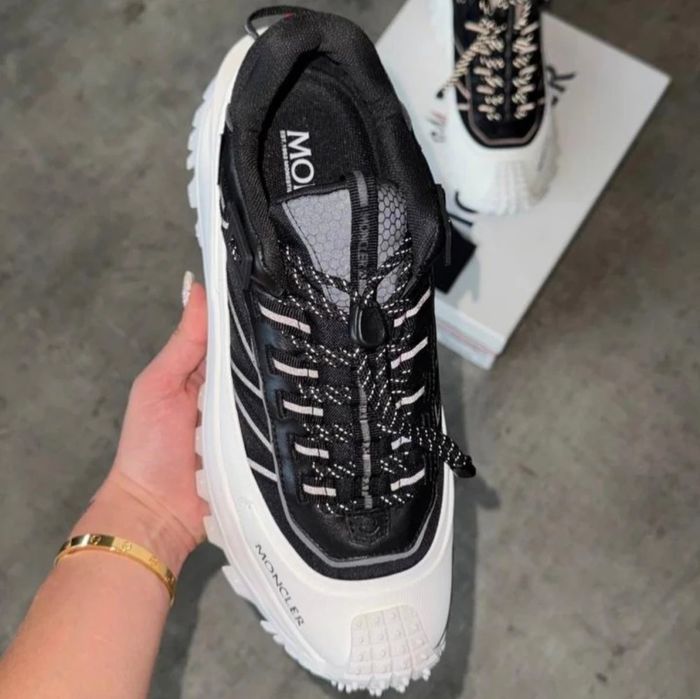 Mnclr "Black/White"