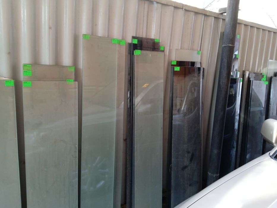 Стёкла от душевых кабин.