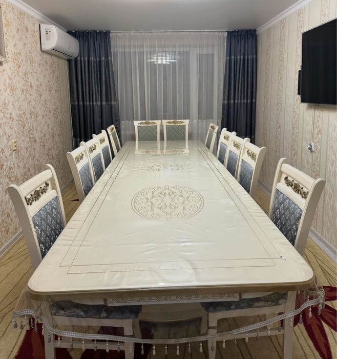 стол со стулями в гостиной
