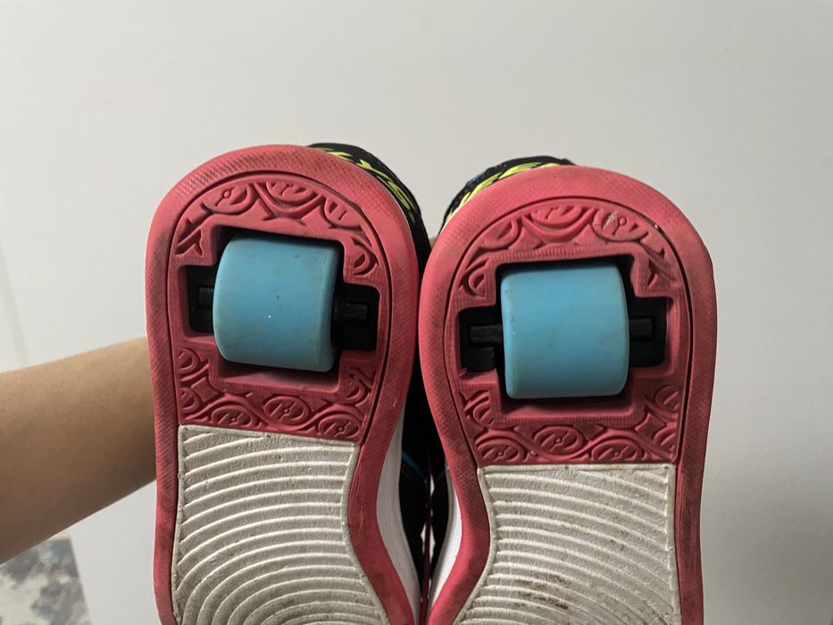 Adidasi cu roti Heelys marimea 34