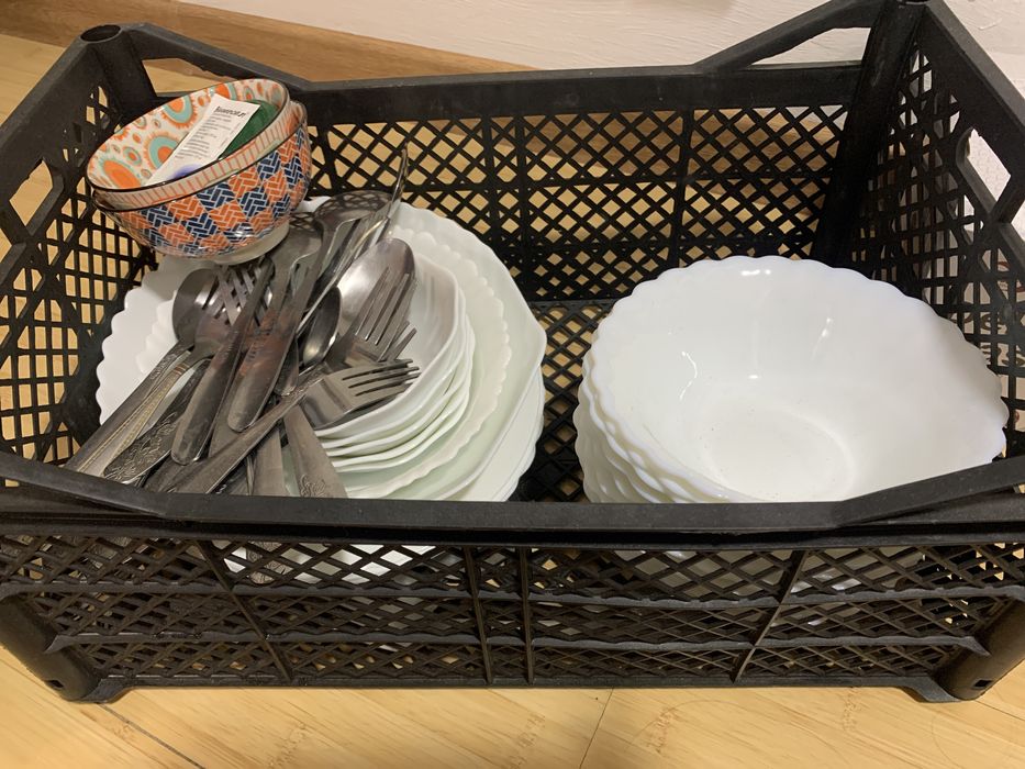 Тарелки белые чистые