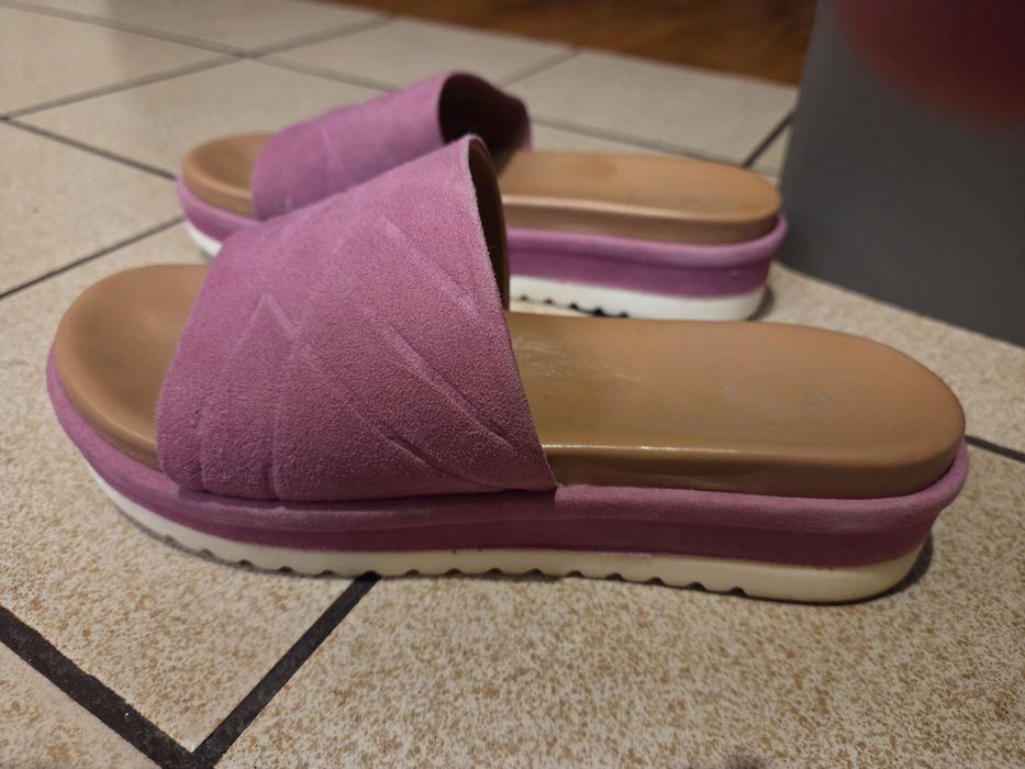 Лилави дамски чехли от естествен велур.