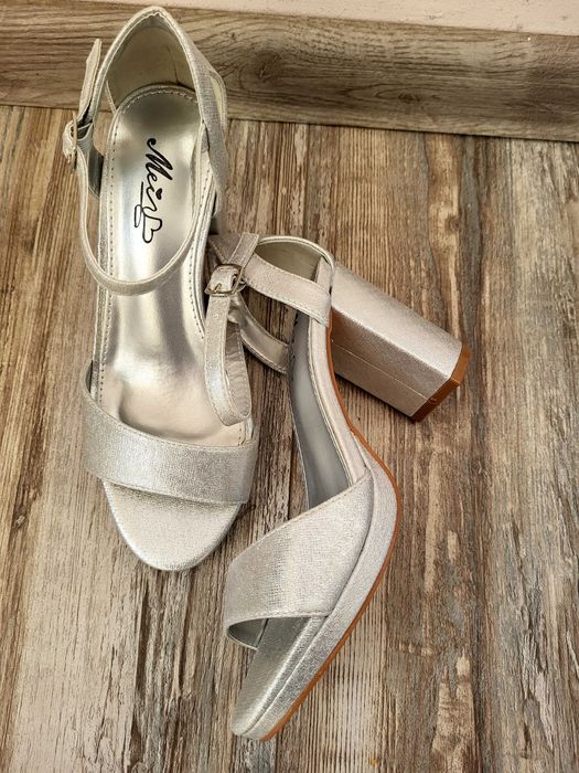 Сребристи сандали