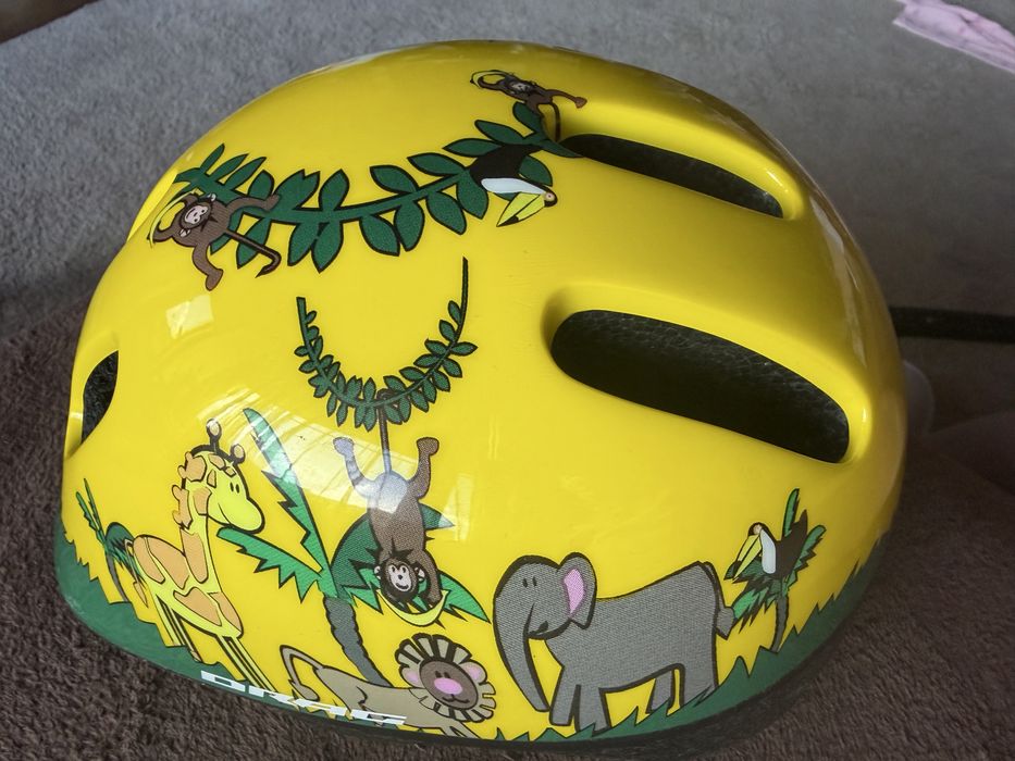 Продавам детска каска Drag Jungle