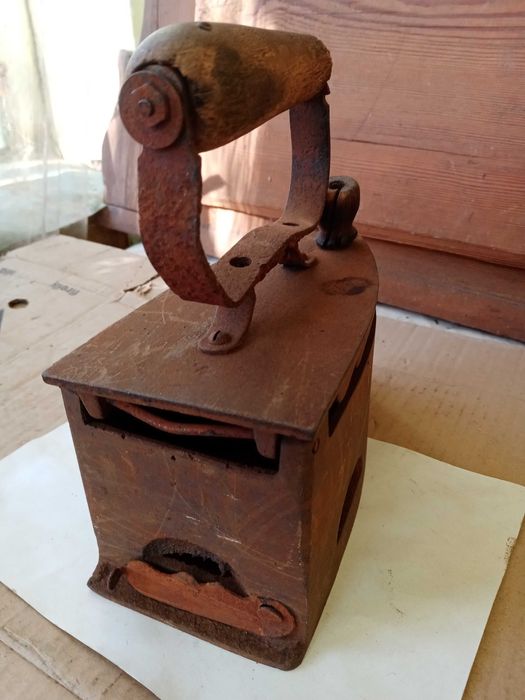 Călcător interbelic din fontă