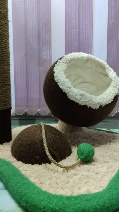 Лежанка для кошек с когтеточкой.