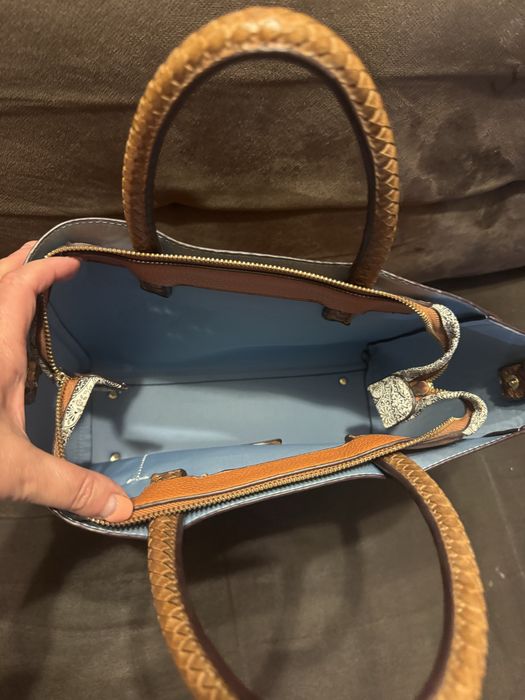 Axsel  .Уникална дамска чанта ,удобна и много красива .Много запазена.