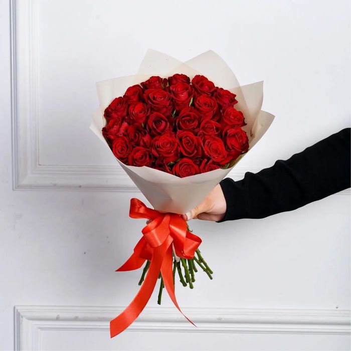 Свежие красные розы со склада