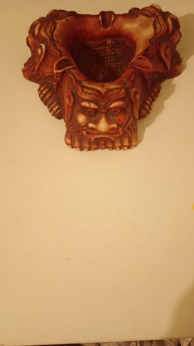 Vand scrumiera veche din ceramica sau marmura cu trei capete