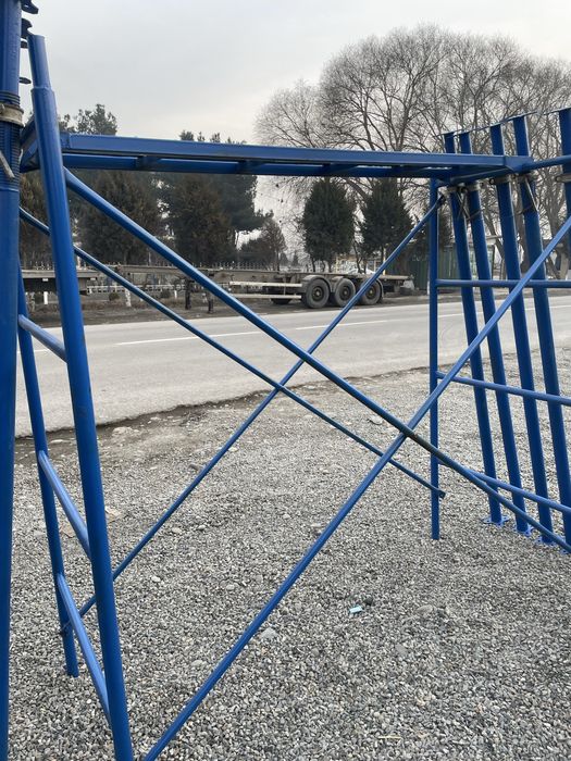 Lesa sotiladi va qurilish anjomlari