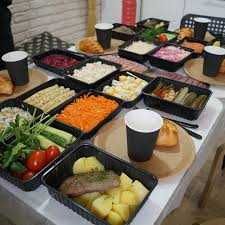 Пластиковая и крафтовая одноразовая посуда