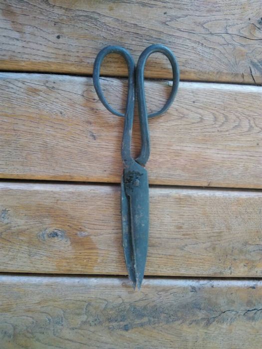 Продавам антикварна кована Българска ножица19 век Малка