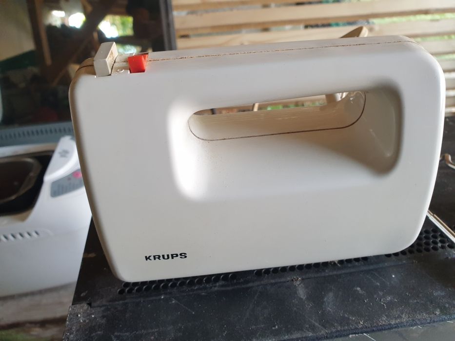 Aparat de facut paine si mixer pentru aluat.
Sunt folosite, au patina