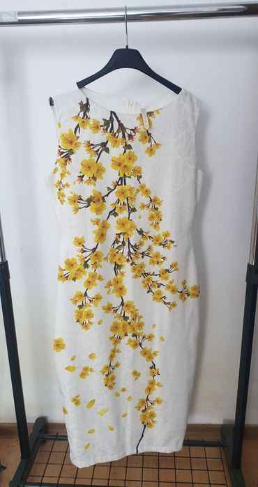 Rochie elegantă albă cu imprimeu floral galben