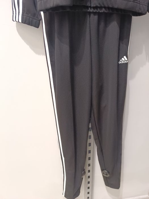 Одежда от фирмы Adidas в оригинале