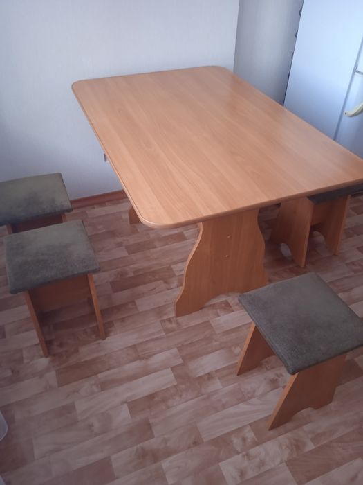 Продам 1 стол и 5 стольев